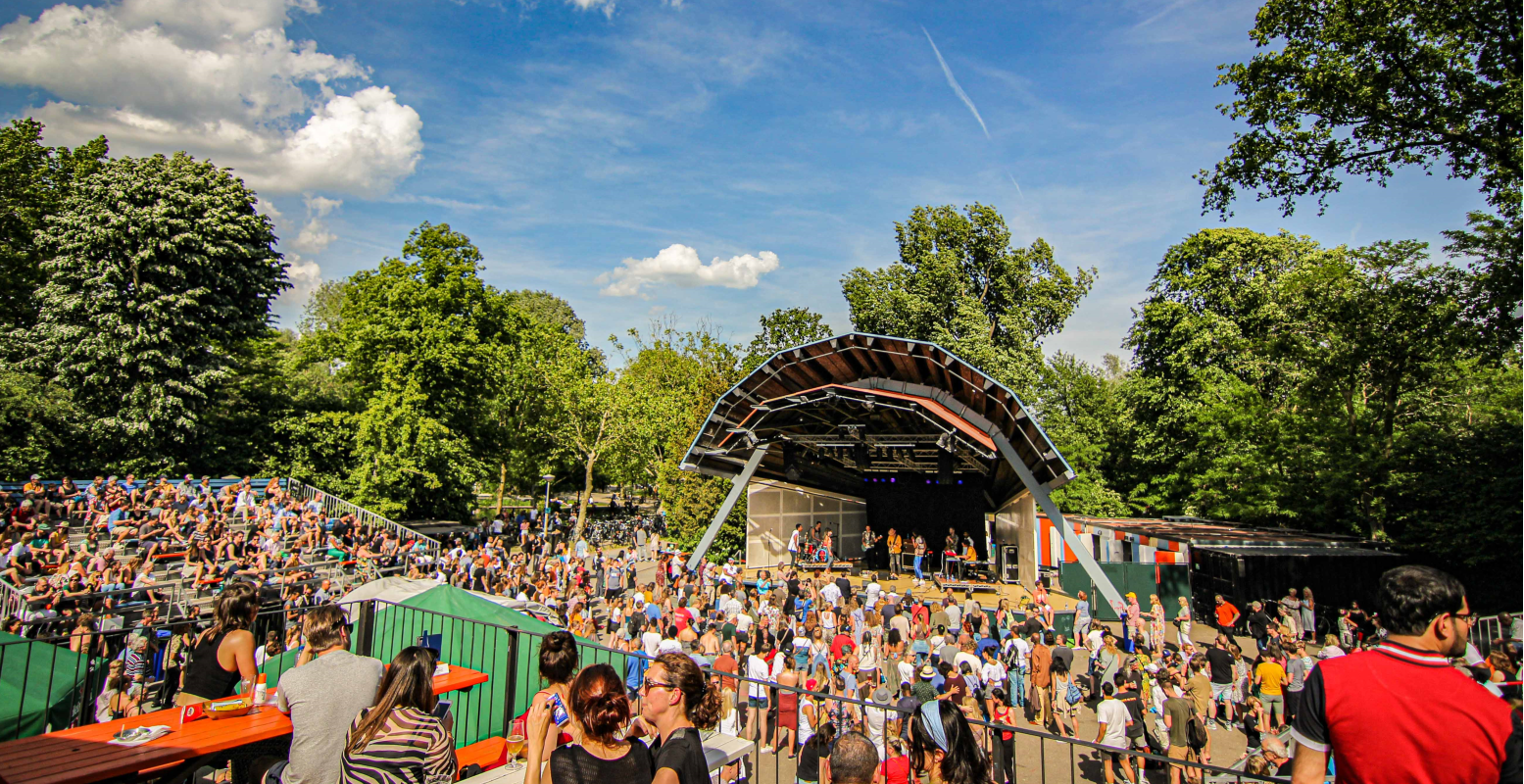 Met mooi weer helemaal een aanrader: genieten van muziek en theater in de openlucht. Foto: Vondelpark Openluchttheater