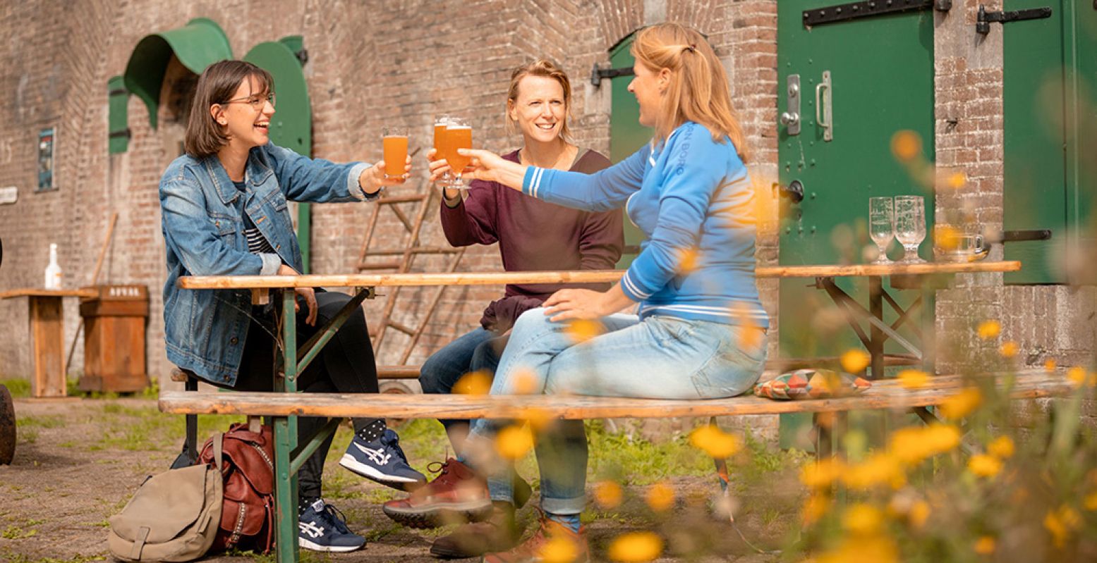 Overal kun je neerploffen op terrasjes, ook bij Fort Everdingen. Foto: Fortenfestival © Abe Jonker