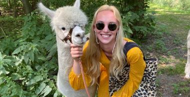 Knuffel, wandel en drink thee met alpaca's bij deze uitjes