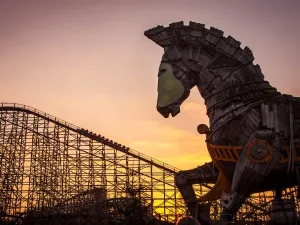 Trotseer de legendarische houten achtbaan Troy. Foto: Attractiepark Toverland.