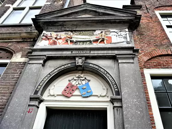 Living mesh – a world beyond linnaeus De gevel van het voormalige Gasthuis, nu het Verwey Museum. Foto: DagjeWeg.NL
