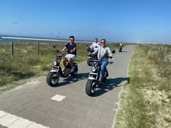 Met een e-chopper verken je de Hoek van Holland. Foto: BeachLine Beach & Events