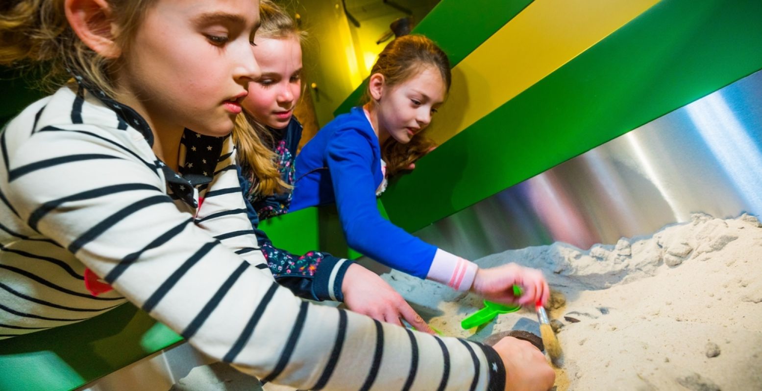 Archeologen in de dop! Kinderen vermaken zich op Schokland zowel binnen in het museum als buiten. Foto: Museum Schokland