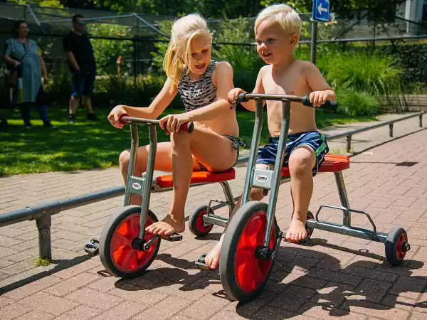 Fietsen door het verkeerspark. Foto: Speelboerderij Binky Fietsen door het verkeerspark. Foto: Speelboerderij Binky