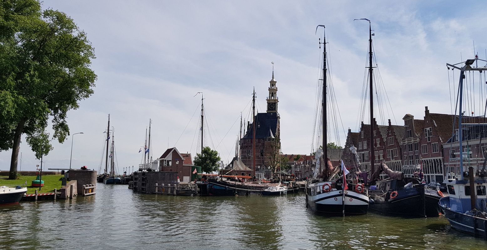 Breng voor een verrassend dagje stad een bezoekje aan Hoorn met haar levendige havens. Foto: DagjeWeg.NL © Tonny van Oosten