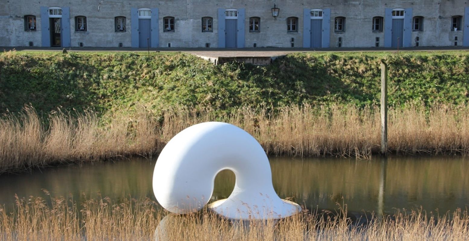 Ontdek de exposities en onverwachte sculpturen in en om Kunstfort. Foto: Kunstfort / Stichting Liniebreed Ondernemen