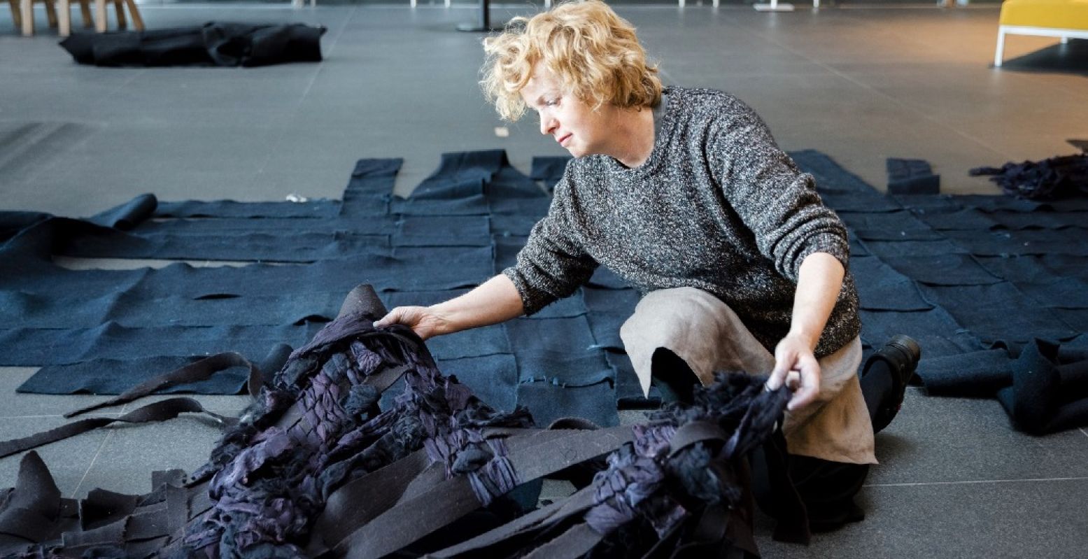 Claudy Jongstra aan het werk. Foto: David Vroom/ Museum De Lakenhal, Leiden