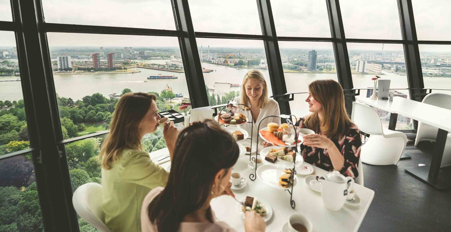 Genieten van een high tea op hoogte bij de Euromast. Foto: © Mark Bolk