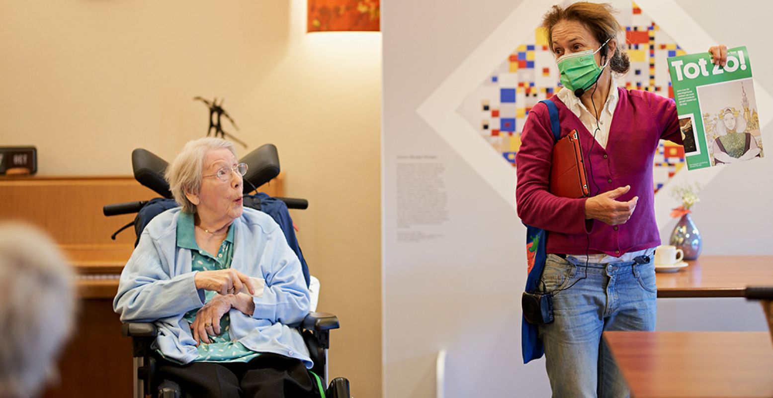 De Museum Plus Bus brengt de komende maanden de kunst naar de senioren in plaats van andersom. Er komt ook een museumdocent mee om over de kunstwerken te vertellen. Foto: Museum Plus Bus © Milagro Elstak