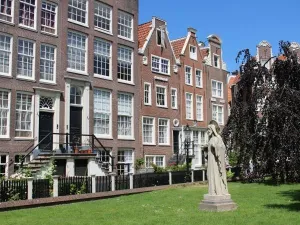 Amsterdam Begijnhof en kerk Karakteristieke Amsterdamse huisjes. Foto: Redactie DagjeWeg.NL