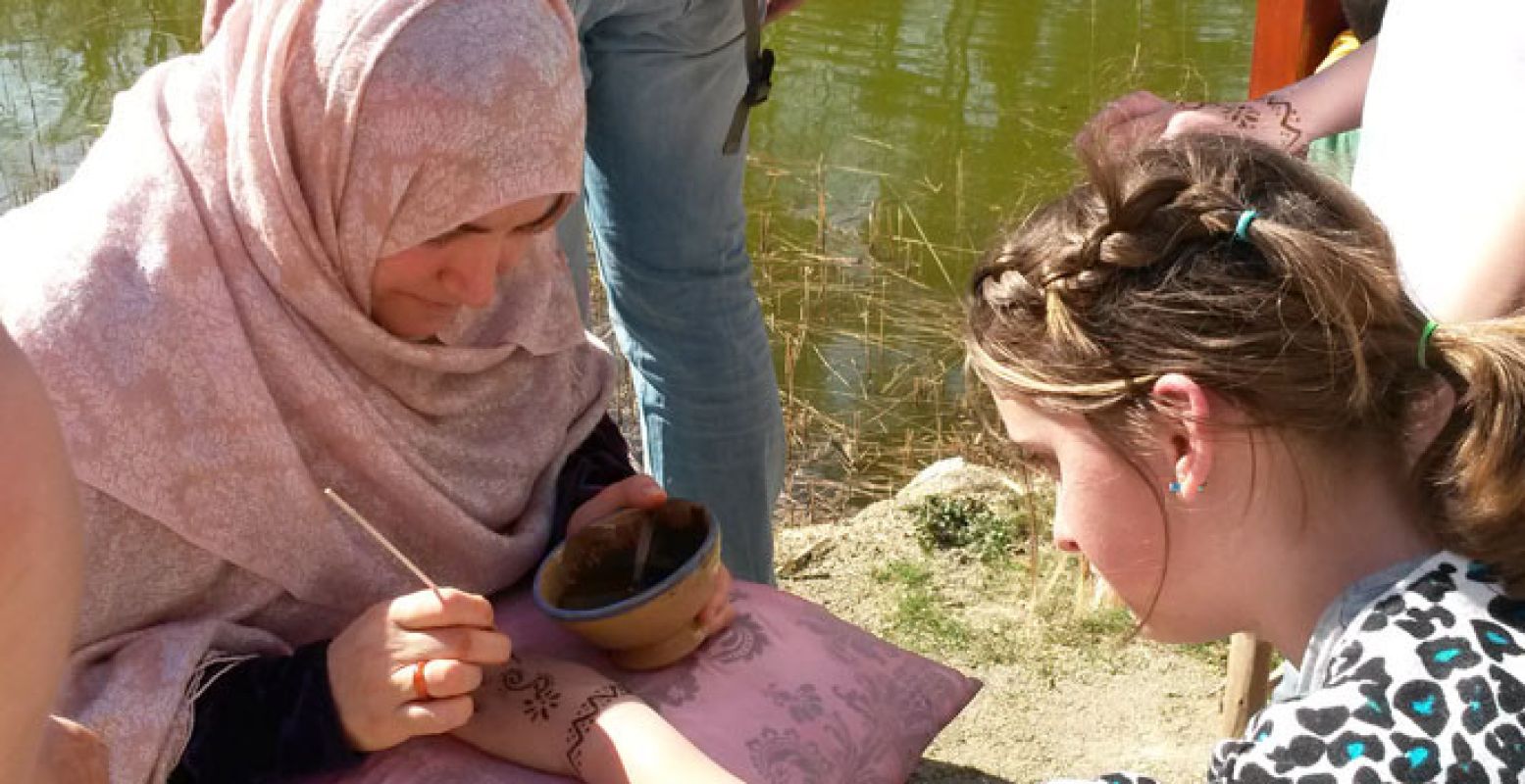 Laat een henna tattoo schilderen op je hand. Foto: Museumpark Orientalis.