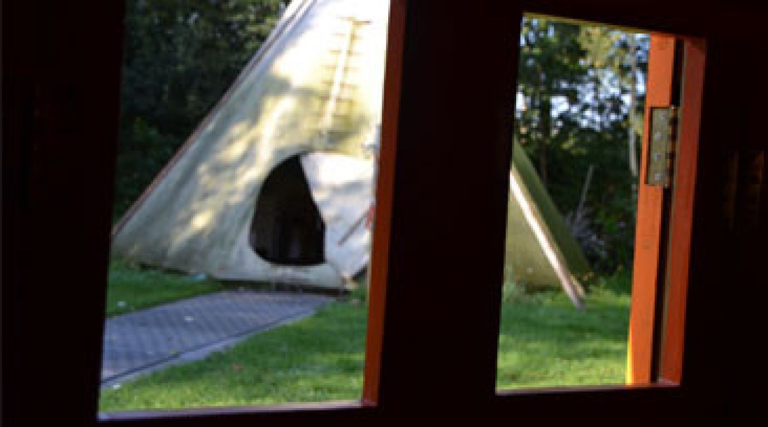 De tipi doet dienst als gemeenschappelijke keuken. Foto: DagjeWeg.NL