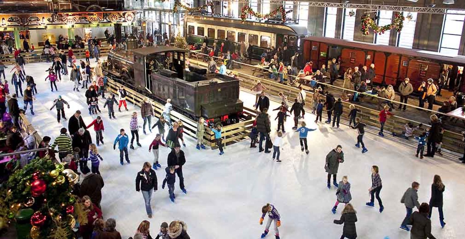 Gezellig schaatsen tussen de locomotieven in Utrecht. Foto: Het Spoorwegmuseum.