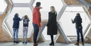 Waar Nederland groot in is: toer langs onze waterwerken Vanuit het Afsluitdijk Wadden Center kijk je uit over het IJsselmeer. Foto: Afsluitdijk Wadden Center © Imazzo