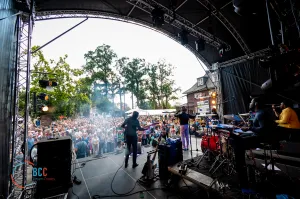 Fotobeschrijving: Ijsseljazz podium. Foto: (c) Ijsseljazz. Fotobeschrijving: Ijsseljazz podium. Foto: (c) Ijsseljazz.