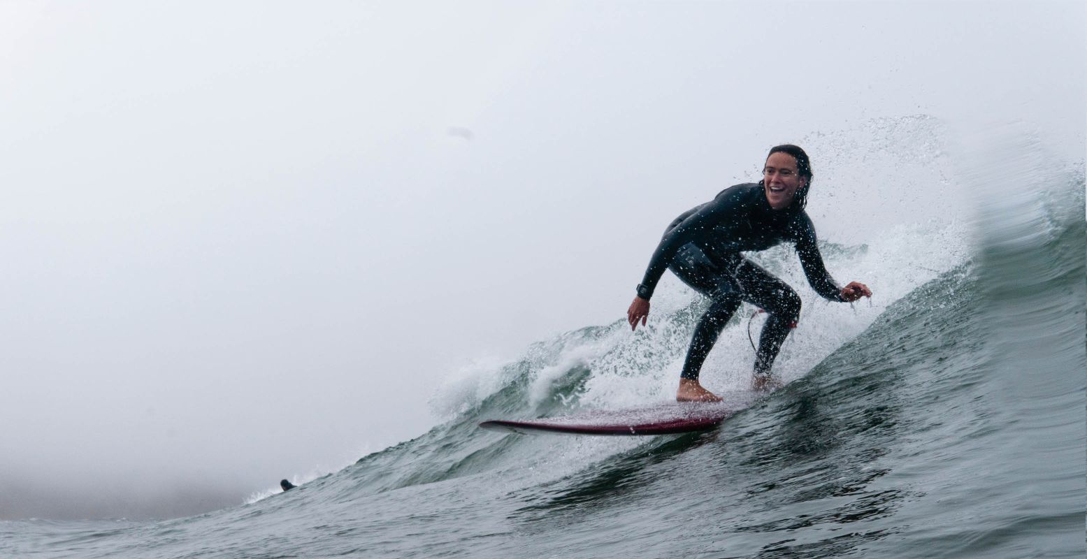 Scheer over het water op een surfplank. Foto:  Unsplash License  © Hoang M Nguyen