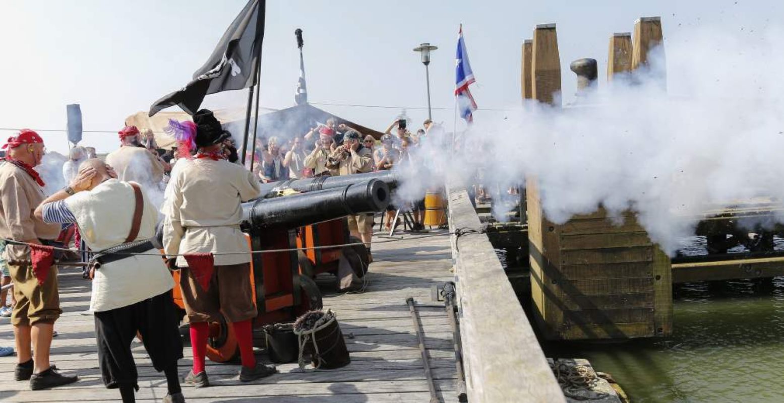 De kanonnen bulderen in Batavialand. Foto: Batavialand