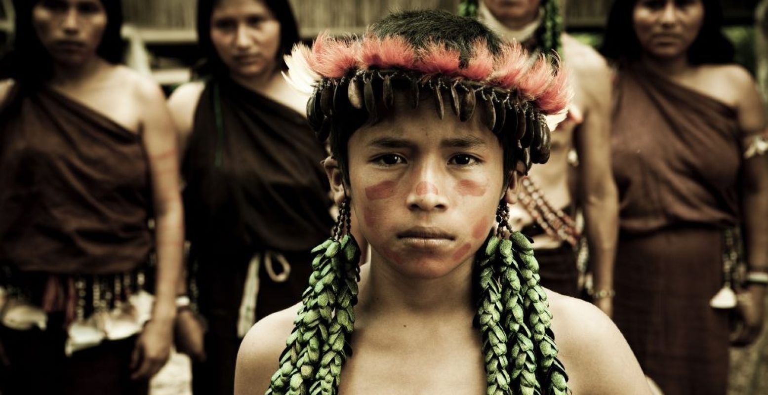Een Awajun-jongen uit Peru met oor-ornamenten gemaakt van kevervleugels en toekanveren. Foto: Museum Volkenkunde © Gabriela Medina.