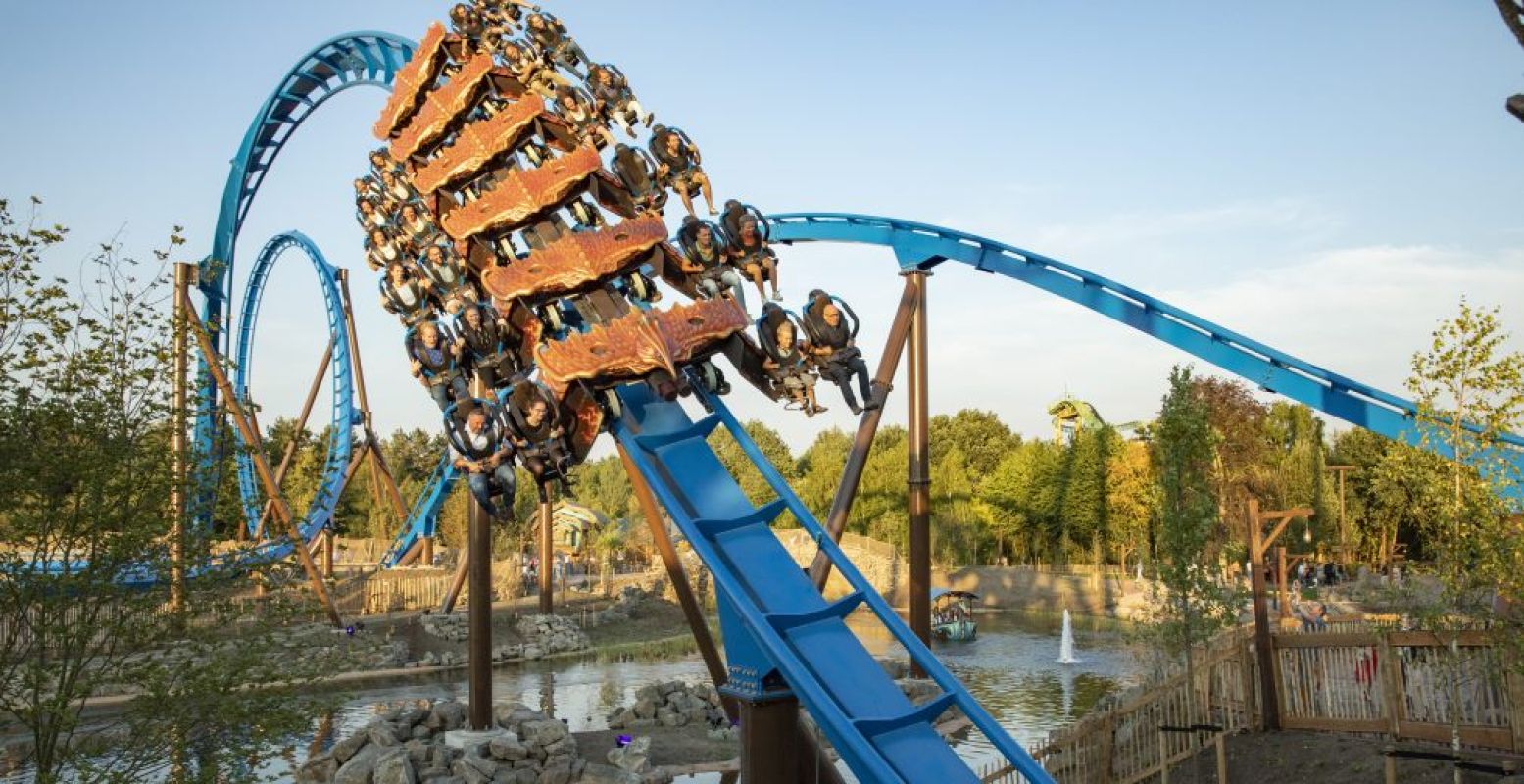 Achtbaan Fenix in het nieuwe themagebied Avalon is niet voor watjes. Foto: Toverland.