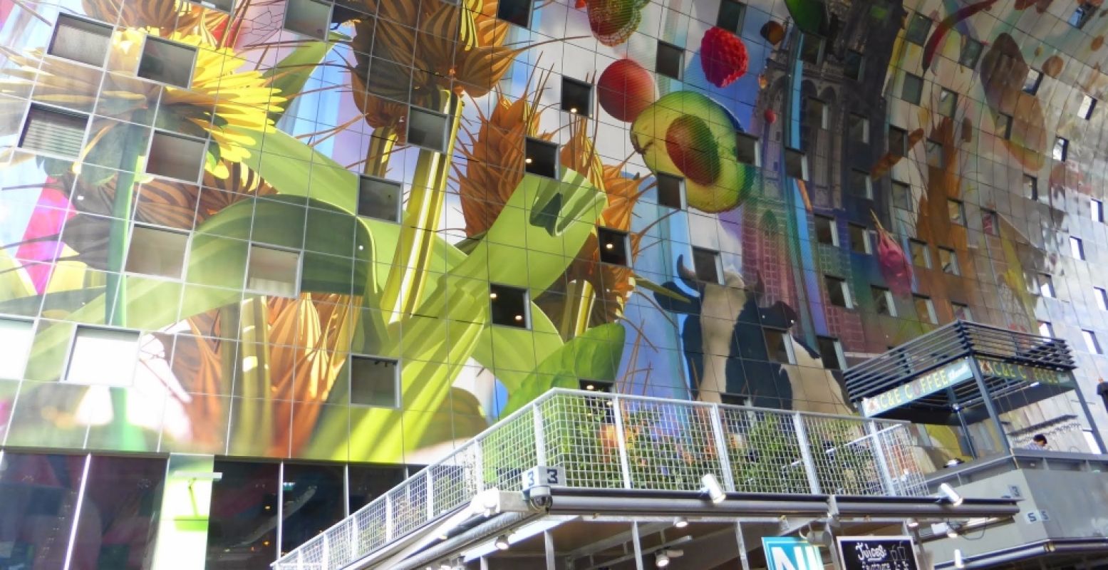 Het glazen plafond van de Markthal is één groot kunstwerk. Foto: Henk Arendse.