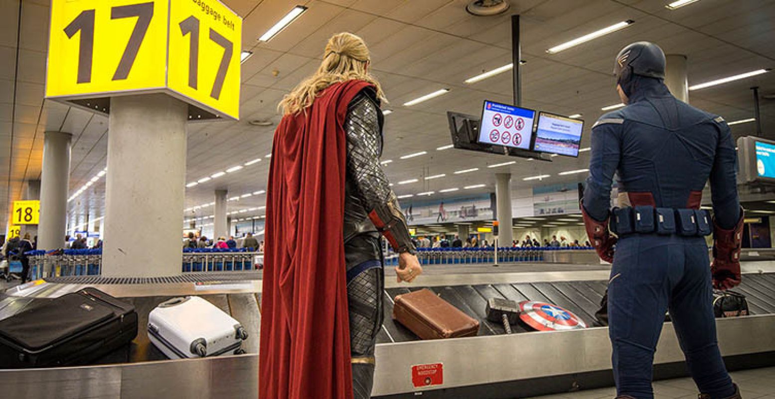 Thor en Captain America wachten geduldig op Schiphol op hun bagage. Foto: Madame Tussauds.