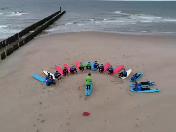 Eerst even oefenen op het zand. Foto: Surfschool Domburg
