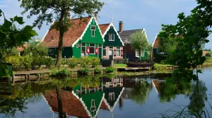 Zaans Museum en Zaanse Schans Langs de kant zie je typisch Zaanse houten huisjes. Foto: Windmill Cruises