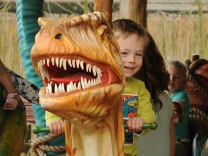 Rondjes draaien in de dino-carrousel! Foto: GaiaZOO.