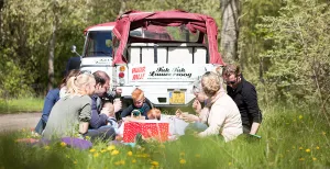 Tuut tuut! Tukken en toeren door Nederland Tukken kan bijna altijd, maar bij mooi weer maakt een picknick je dagje uit helemaal af. Foto: TukTuk Lauwersoog © Marit Anker.