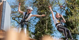 Hoge toppen, diepe dalen Roetsjend aan een snelle zipline vermaken kinderen zich prima in Adventure City Rotterdam. Foto: Adventure City Rotterdam