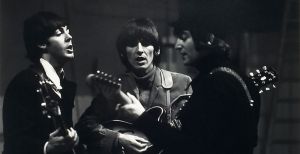 Over de foto: The Beatles aan het repeteren in de Donmar Rehearsal Hall, Londen, 1964. Van links naar rechts Paul McCartney, George Harrison en John Lennon. Ringo Starr ontbreekt op deze foto. Foto: Robert Whitaker. The Beatles aan het repeteren in de Donmar Rehearsal Hall, Londen, 1964. Van links naar rechts Paul McCartney, George Harrison en John Lennon. Ringo Starr ontbreekt op deze foto. Foto: Robert Whitaker.