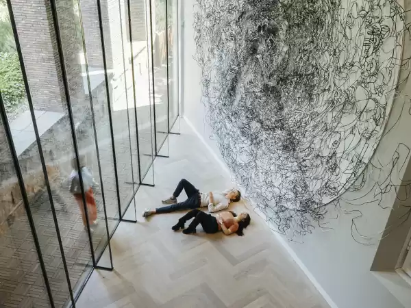 Bekijk de kunstwerken eens van een andere kant! Foto: LAM museum Bekijk de kunstwerken eens van een andere kant! Foto: LAM museum