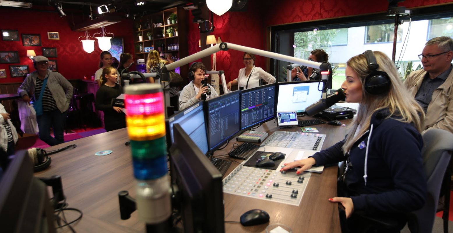 In de KinderRadioFabriek kruipen kids zelf in de huid van een radiomaker. Foto: Beeld en Geluid © Paul Ridderhof.