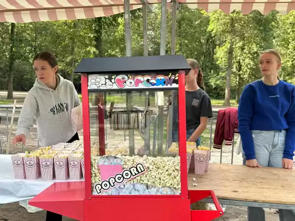 Verkoop en uitgifte popcorn 2025. Fotograaf: Dick Gennissen
