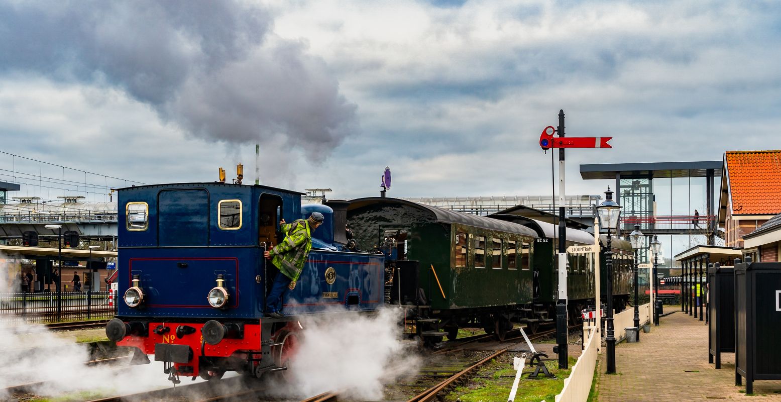 Bewonder oude trams en stoomlocomotieven in Museumstoomtram Hoorn-Medemblik en leer meer over treintechniek en treinreizen van vroeger. Foto: Museumstoomtram Hoorn-Medemblik © Benno Ellerbroek