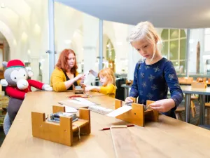 Kinderen gaan zelf aan de slag in de Muziekfabriek. Foto: Museum Speelklok