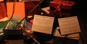 Tovenaarswereld komt tot leven in Harry Potter: The Exhibition De Spijbel Smuldozen en toverstaven van Fred en George Wemel - persoonlijke favorieten van James en Oliver Phelps. Foto: Coby Boschma.