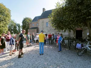 Van Oosterbeek (Oude kerk) naar Arnhem. De excursie start bij het beroemde kerkje in Oosterbeek fotograaf:Cees van Doodeweerd.