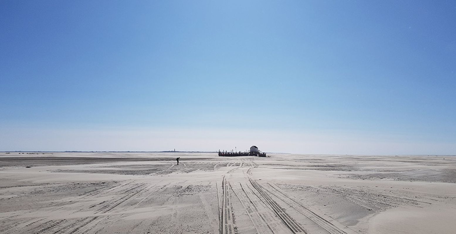 Midden in de enorme zandvlakte van Oost-Vlieland ligt het Drenkelingenhuisje. Foto: DagjeWeg.NL © Tonny van Oosten