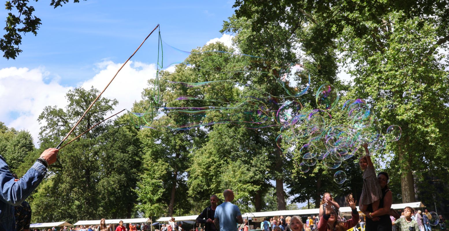 Bellenblazen in het groot tijdens de Zeldzaam Mooi markt. Foto: Zeldzaam Mooi © Bellenblazen in het groot tijdens de Zeldzaam Mooi markt. Foto: Zeldzaam Mooi ©