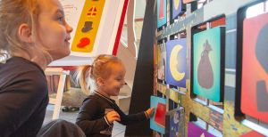 Over de foto: Wat zit hier achter? Kom kijken in het pop-up Sinterklaasmuseum in Harderwijk. Foto: Nationaal Sinterklaasmuseum Wat zit hier achter? Kom kijken in het pop-up Sinterklaasmuseum in Harderwijk. Foto: Nationaal Sinterklaasmuseum