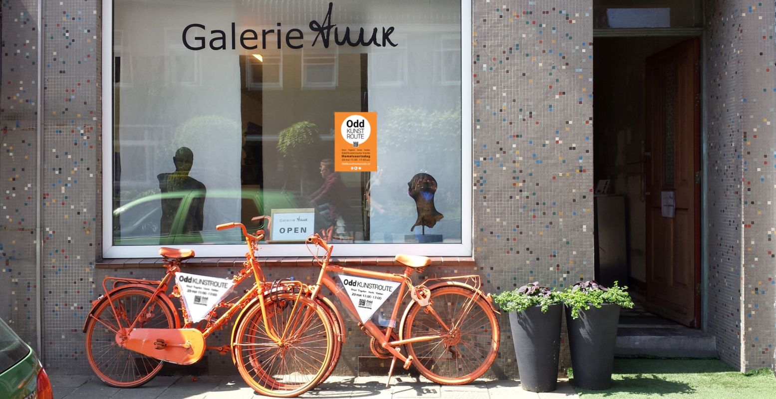 De deelnemers van de Odd Kunstroute in Venlo vallen goed op dankzij de feloranje fietsen. Foto: Odd Kunstroute Venlo De deelnemers van de Odd Kunstroute in Venlo vallen goed op dankzij de feloranje fietsen. Foto: Odd Kunstroute Venlo