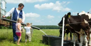 Vakantie op het boerenerf Op stap met de boer op FarmCamps 't Looveld . Foto: FarmCamps