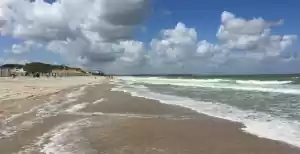 Hop het strand op: actieve uitjes bij de zee Meer dan genoeg strand hier: tijd voor actie! Foto: Jared Lisack via Unsplash