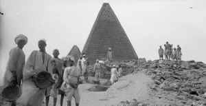 Expeditie langs de piramides van mysterieus Nubië Mohammedani Ibrahim Ibrahim, Gebel Barkal pyramid 3, Harvard University – Boston Museum of Fine Arts Expedition. Foto: © Museum of Fine Arts