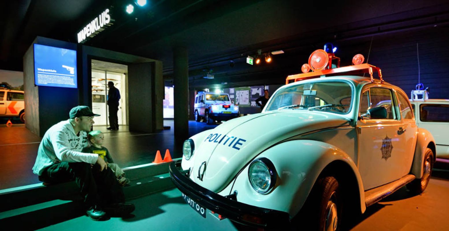 Bekijk oude en nieuwe voertuigen van de politie, brandweer en ambulance. Foto: Veiligheidsmuseum PIT.