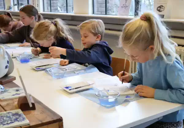 Ontwerp, Prik en Schilder je Eigen Tegel Zomervakantie workshop. Foto: Royal Delft Museum
