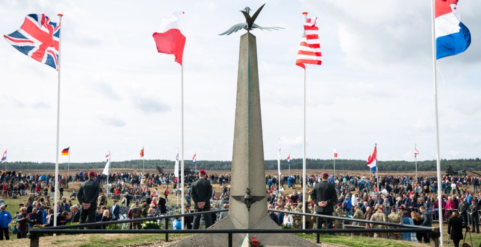 Bij het Airborne Monument worden de gesneuvelde soldaten herdacht. Foto: © 11 Luchtmobiele Brigade.