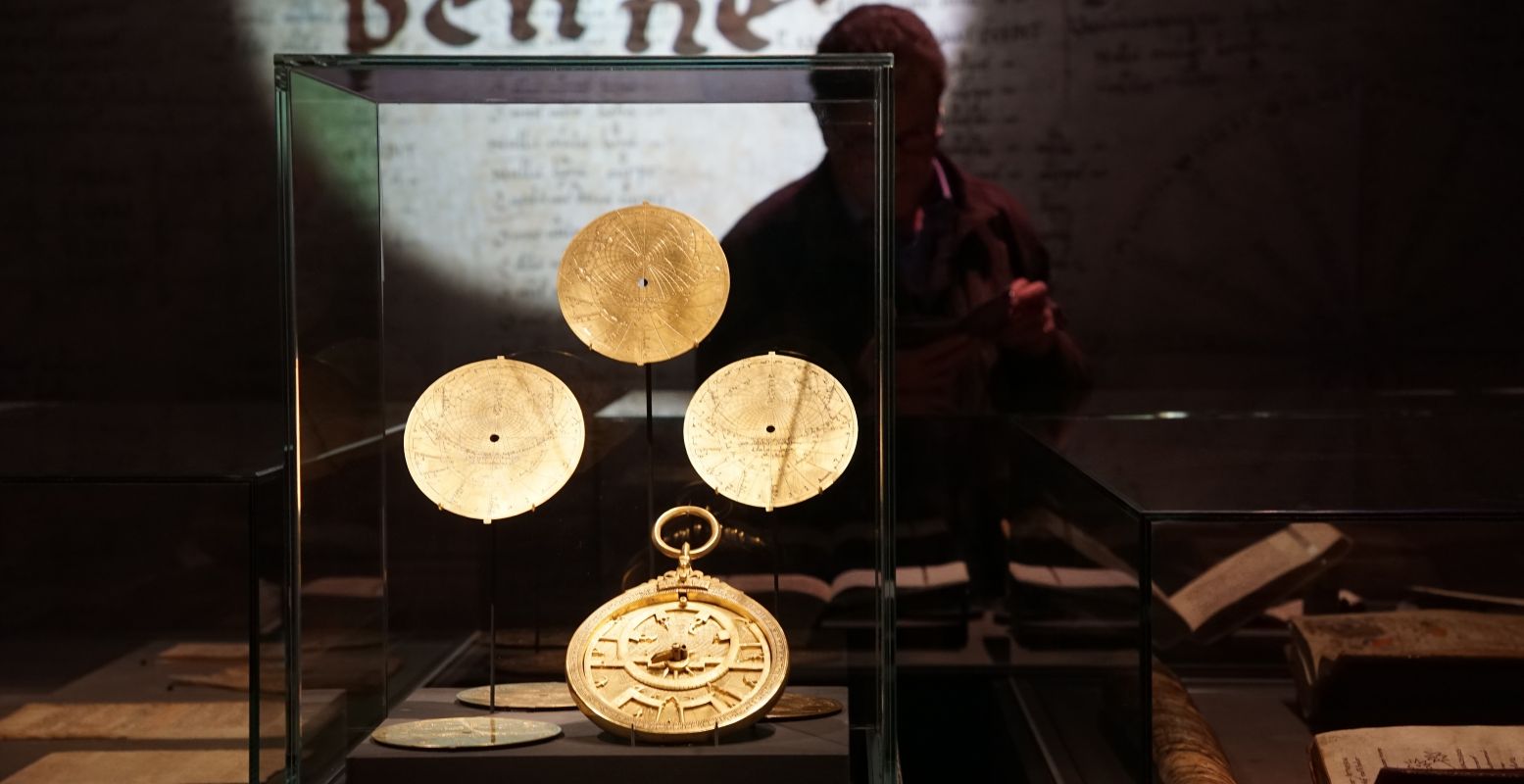 Een aantal astrolabia, zo'n 1200 jaar het voornaamste instrument voor navigatie. Tot de sextant dit overnam. Foto: DagjeWeg.NL © Tonny van Oosten