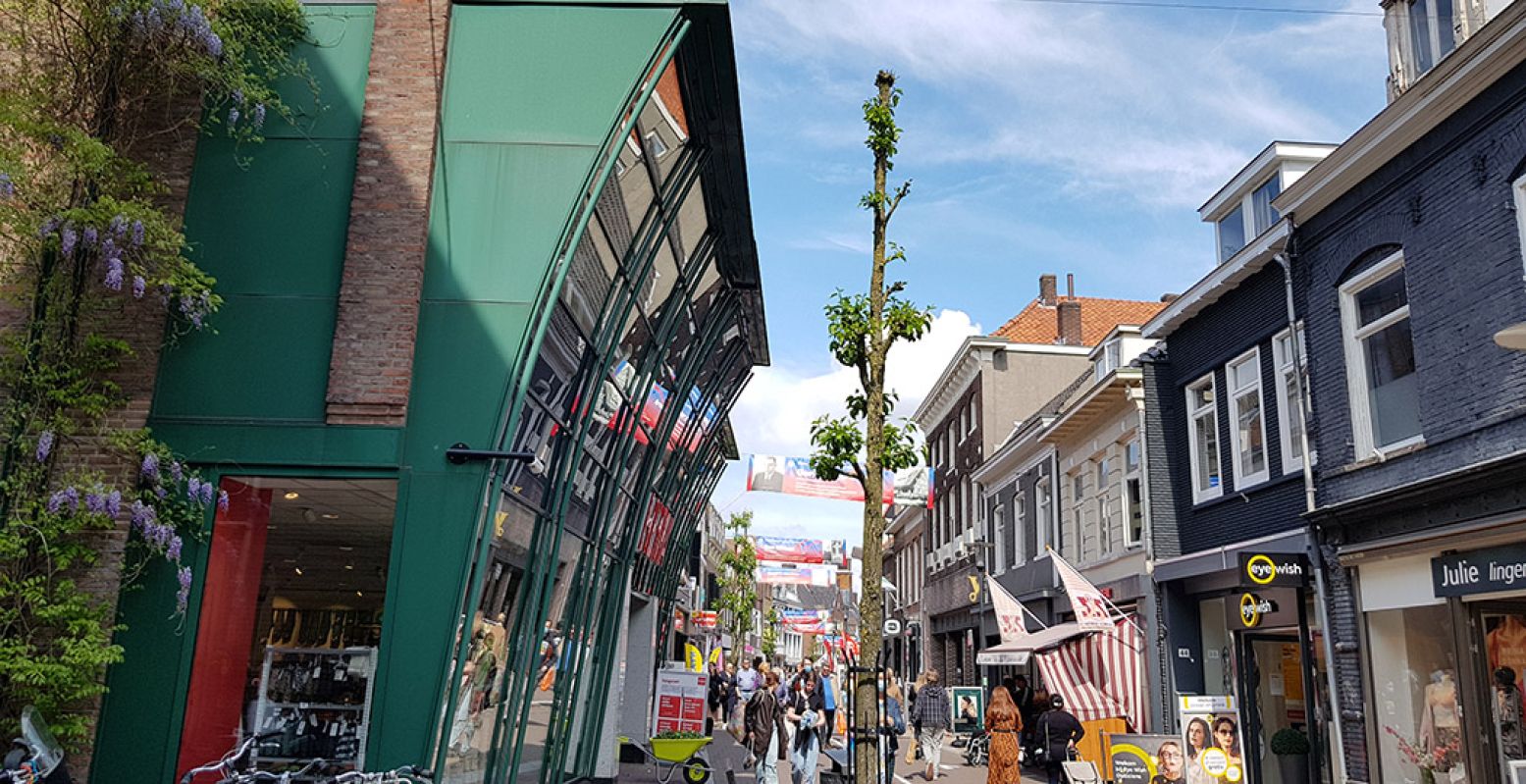 Achter de naar voren buigende ramen van de Hema in de Hoogstraat vind je hun restaurant. Een leuk plekje om de wandelaars in de Hoogstraat te bespieden. Foto: DagjeWeg.NL @ Tonny van Oosten